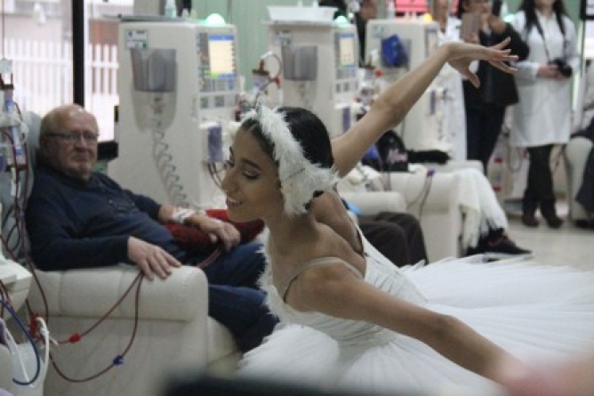 Alunos levam arte para clínicas de hemodiálise em Curitiba