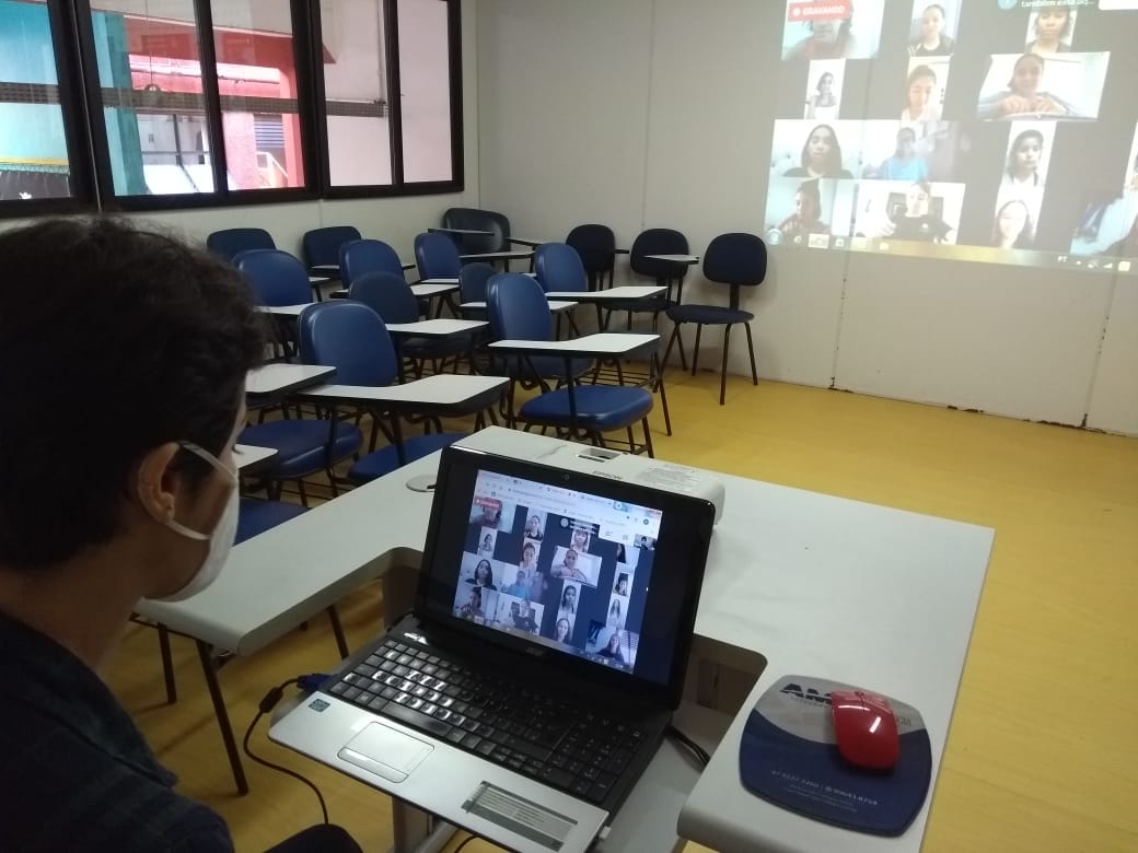 Alunos do Bolshoi Brasil fazem aulas #emcasa