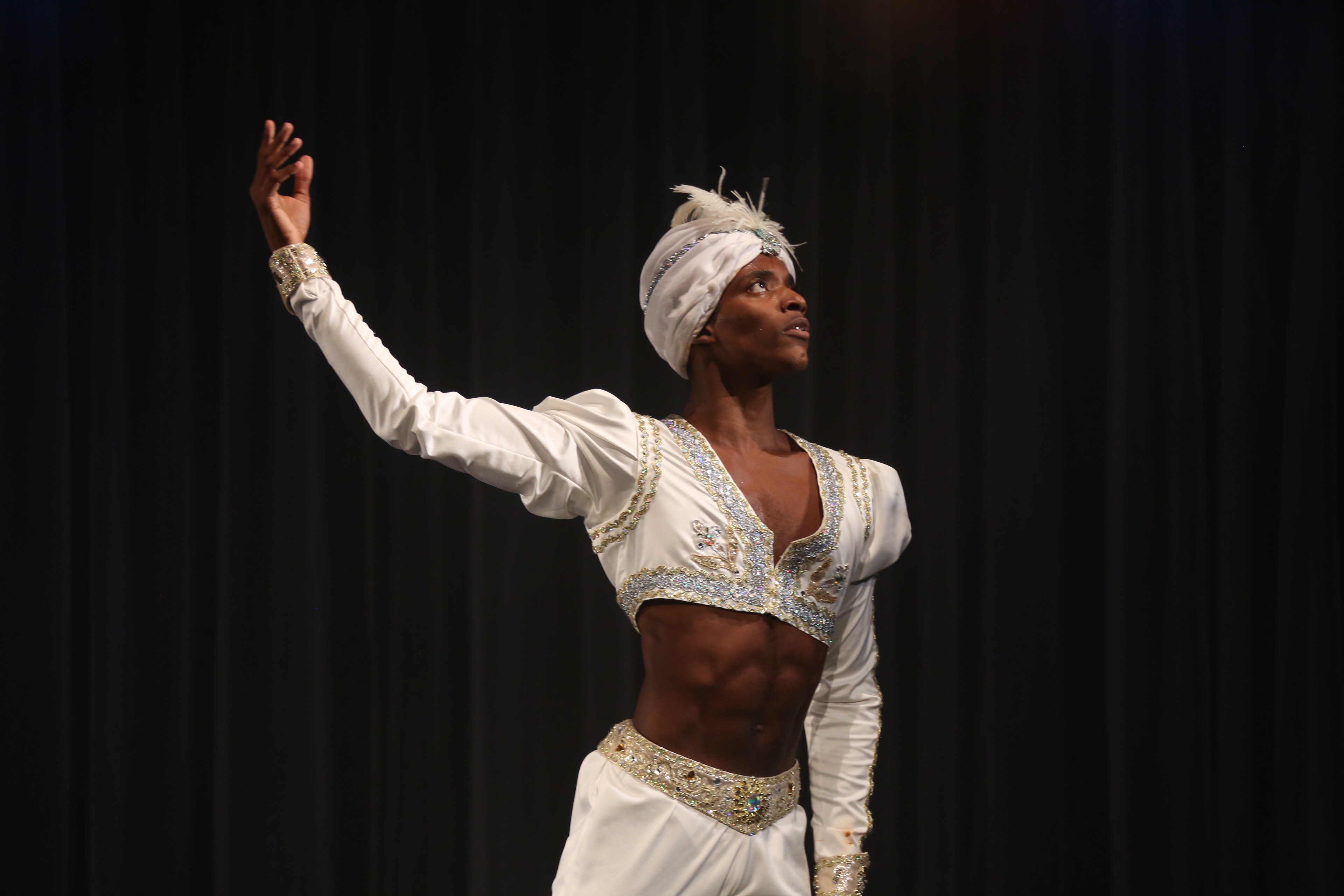 Bailarino da Cia. Jovem rumo à Dinamarca