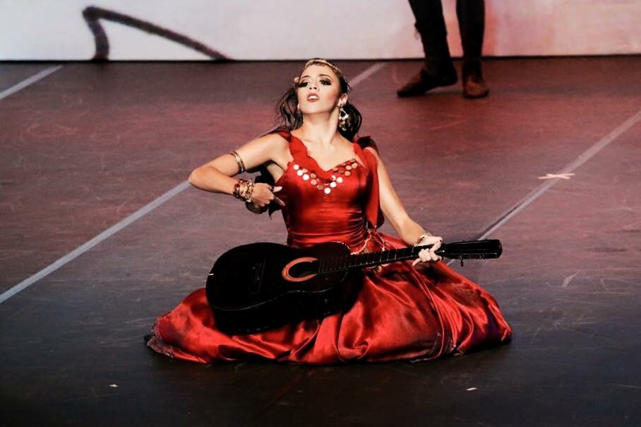 Bailarina da Cia. Jovem rumo ao Theatro Municipal do RJ
