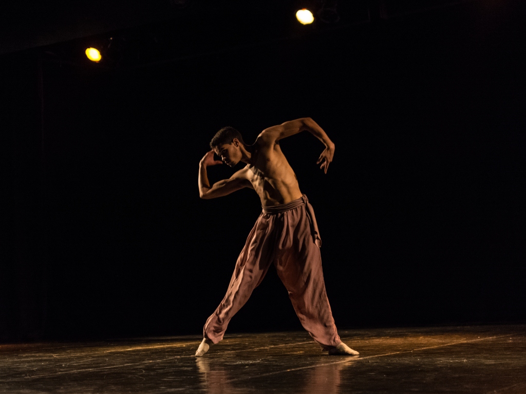 Bailarino se despede da Cia. Jovem rumo a Áustria