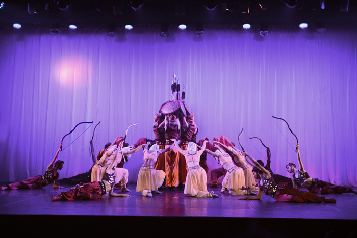 No compasso da dança a caráter